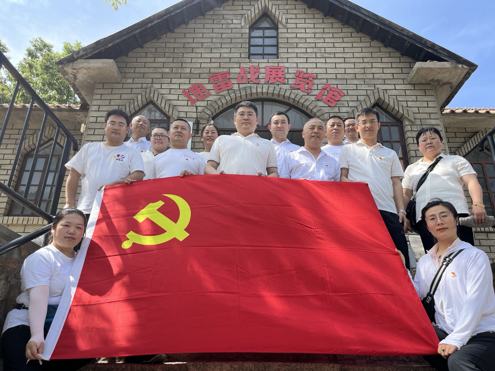 ����Ա�˶������ｨ������  ���۷ܽ�����